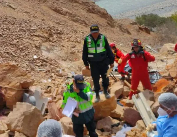 Perú: al menos 37 muertos y más de 20 heridos tras la caída de un autobús a un abismo en Arequipa