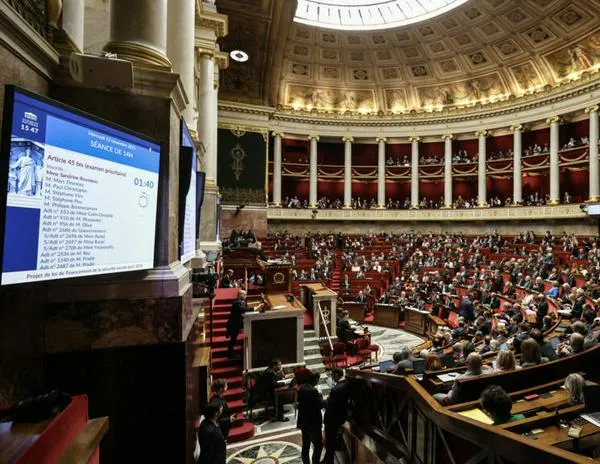 La Asamblea Nacional de Francia aprueba suspender la controvertida reforma pensional de Macron