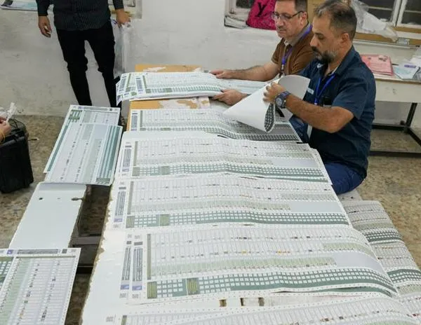 Irak: el primer ministro saliente reivindica la victoria en las legislativas