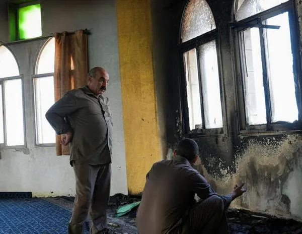 Colonos israelíes queman una mezquita en Cisjordania, mientras la violencia desplaza a miles