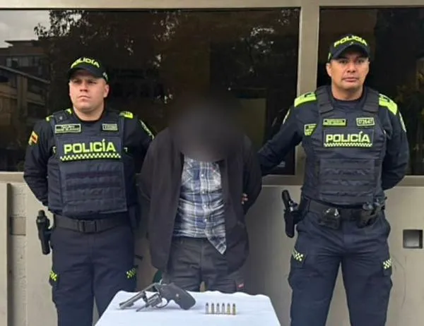 Hombre detenido por intentar escapar de las autoridades con un revólver en Bogotá 