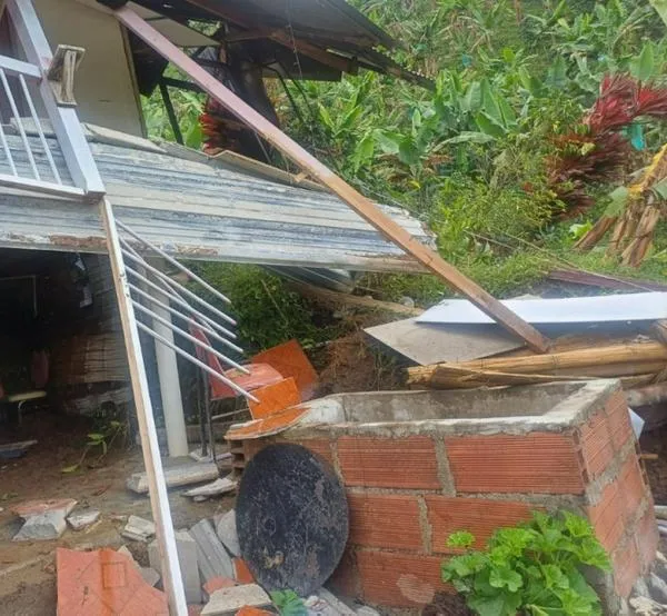 Una casa colapsó por un aguacero en Caldas: emergencia a medianoche fue atendida por bomberos y ciudadanos