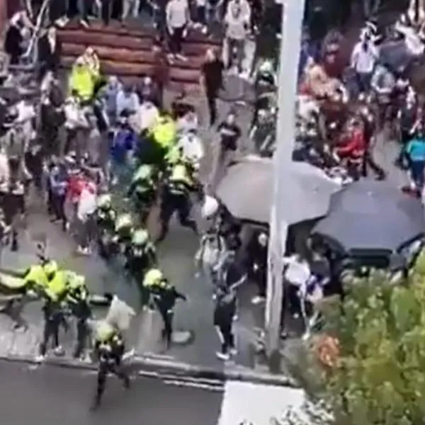 Intentaron linchar a un ladrón en centro comercial Unilago, Bogotá, por transacción falsa con la que intentó pagar unos dispositivos.