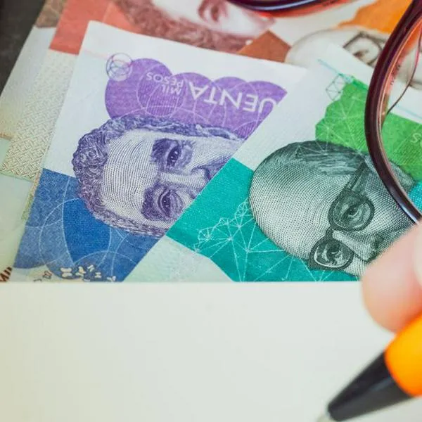 El peso colombiano resurge frente al dólar y los billetes de 50.000 y 100.000 ganan valor, buena noticia en contexto de inflación.