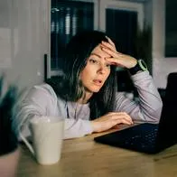 Foto de mujer ansiosa, en nota de cómo es cada generación, según sus características, entre Millenials y ansiosos