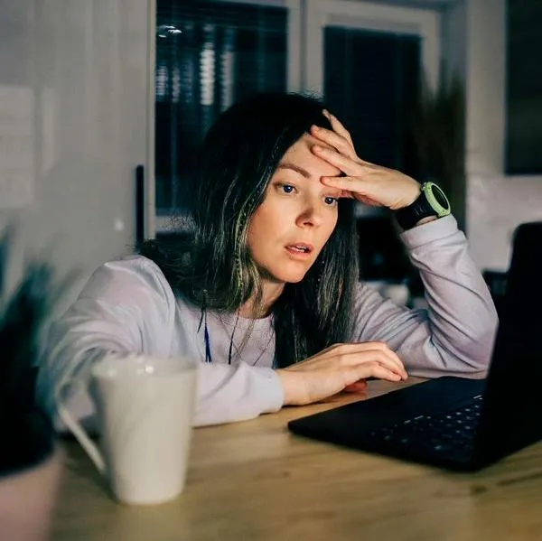 Foto de mujer ansiosa, en nota de cómo es cada generación, según sus características, entre Millenials y ansiosos