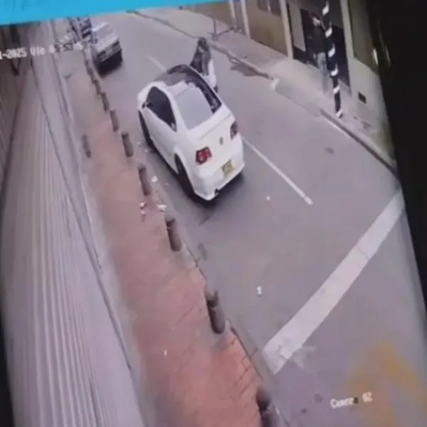 Imagen del carro blanco (der.) que provocó un accidente en la avenida Mutis de Bogotá (izq.), en el que murieron dos motociclistas