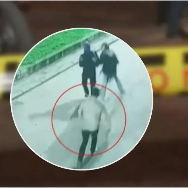 Momento en el que un hombre se enfrenta a unos ladrones en Bogotá, quienes lo terminan asesinando