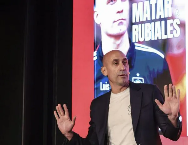 Luis Rubiales es atacado con huevos por su tío durante la presentación de su libro