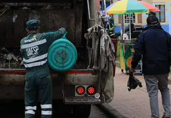 Tonadas y chats de WhatsApp: estrategias para reducir las basuras en Bogotá