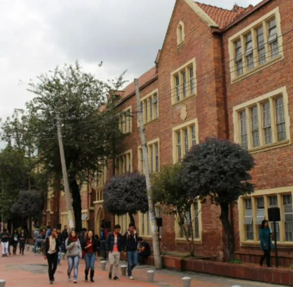 Evacúan de emergencia la Universidad Católica de Bogotá por posible explosivo