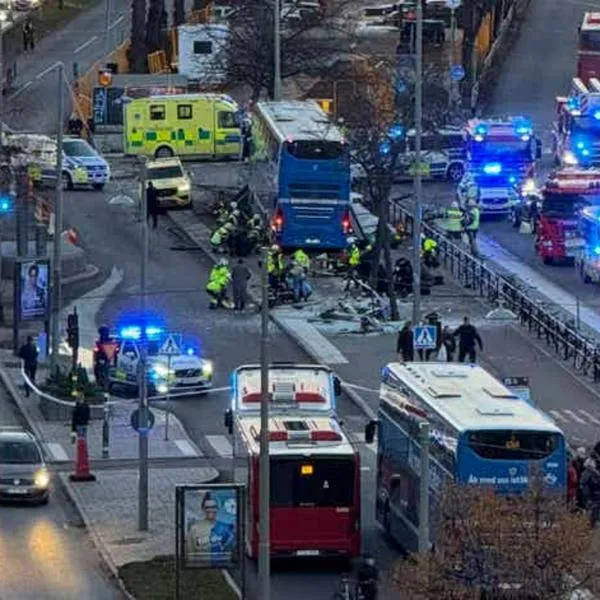 Accidente en Estocolmo: bus choca contra parada y deja varios muertos y heridos