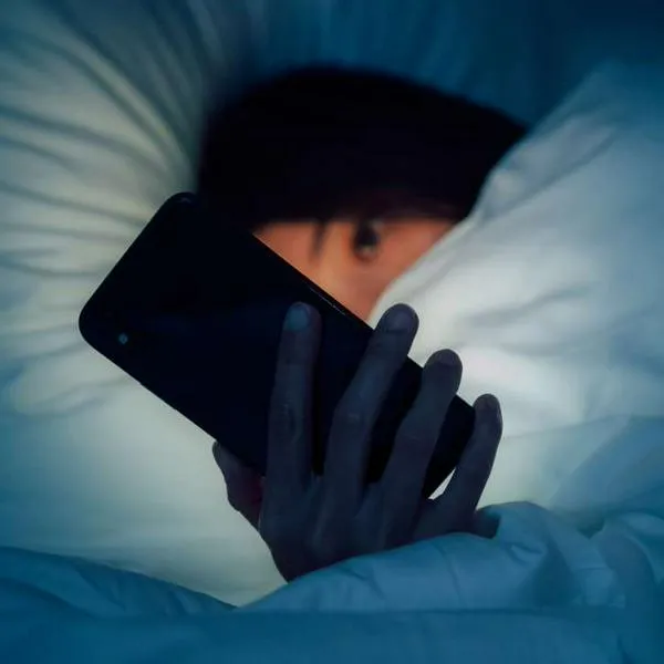 Por qué es peligroso tener celular cargando junto a cama, según relato de mujer
