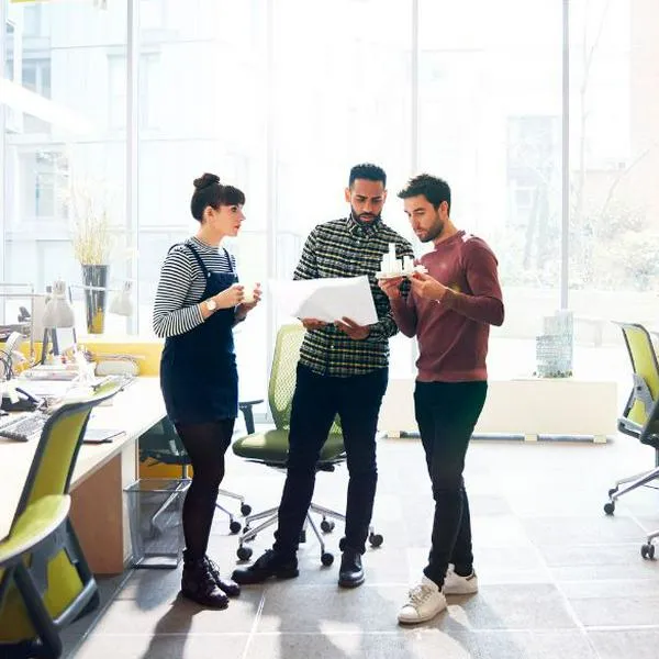 El negocio de arriendo de oficinas en Bogotá mejora gracias a alza en precios en sectores industrial y de oficinas, según estudio.