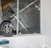 Carro sin control arrolló otros vehículos, entre esos el del alcalde, y paró contra una estructura 