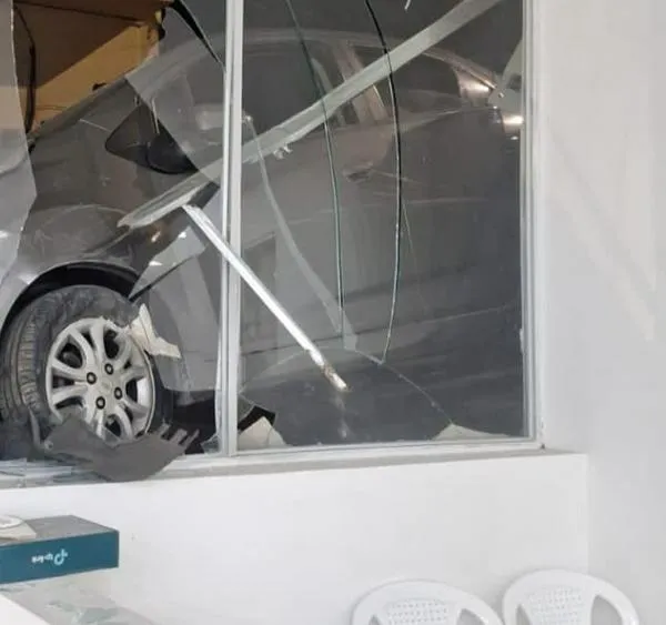 Carro sin control arrolló otros vehículos, entre esos el del alcalde, y paró contra una estructura 