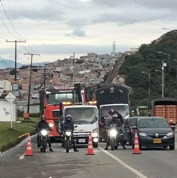 "Las filas son enormes": concesión Bogotá-Villavicencio pide usar otras vías por largo trancón debido a derrumbe en el kilómetro 18. 