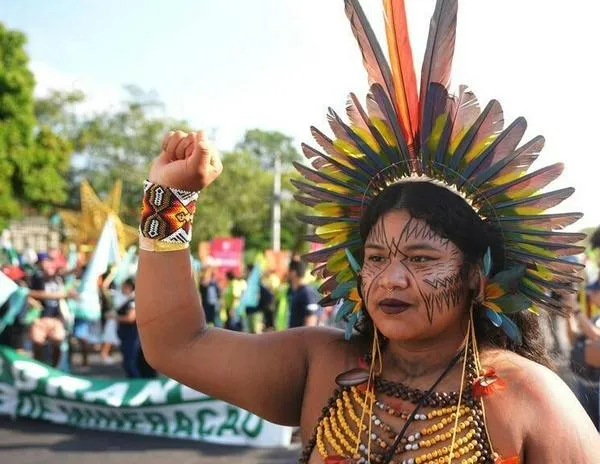 Los pueblos indígenas encabezan la multitudinaria marcha por el clima en la COP30 de Belém