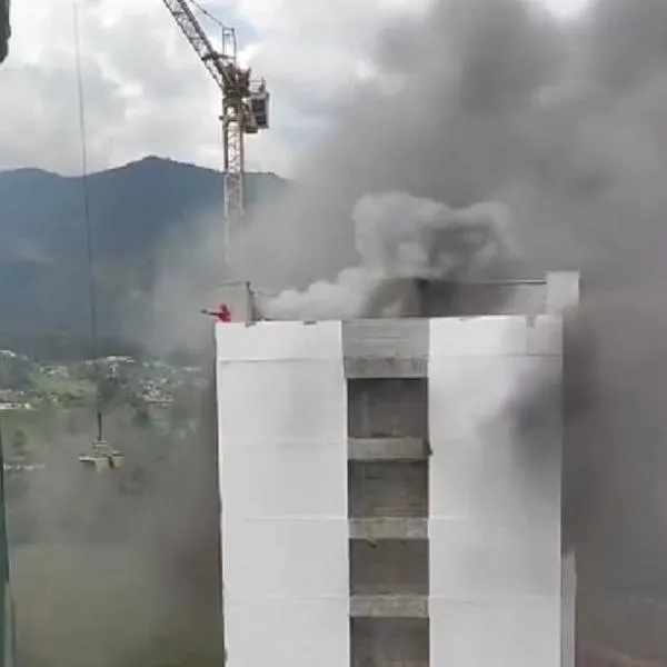 Noticas Antioquia: rescataron trabajador de último piso de edificio en llamas