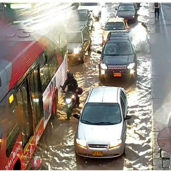 Lluvias Bogotá tiempo real: inundación en carrera Séptima afecta la movilidad