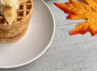 Esta es la receta para hacer “waffles” de manzana y canela 