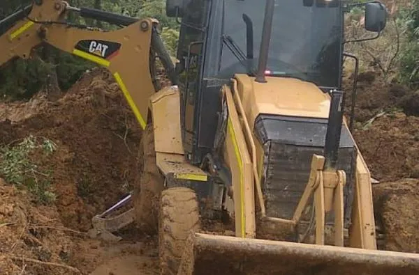 Norte de Caldas: despejan el derrumbe que tapó una vía este domingo, recomiendan dos rutas alternas