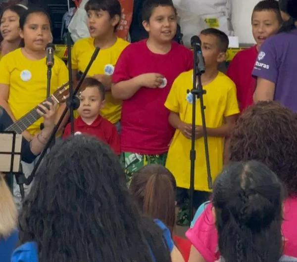"La música te alimenta": niños le cantaron a la Galería de Manizales, un coro infantil amenizó la Plaza