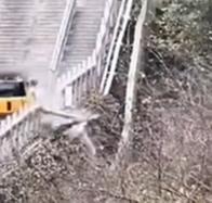 Desastre en la “Puerta del Cielo”: carro destruye las escaleras de lugar centenario en China
