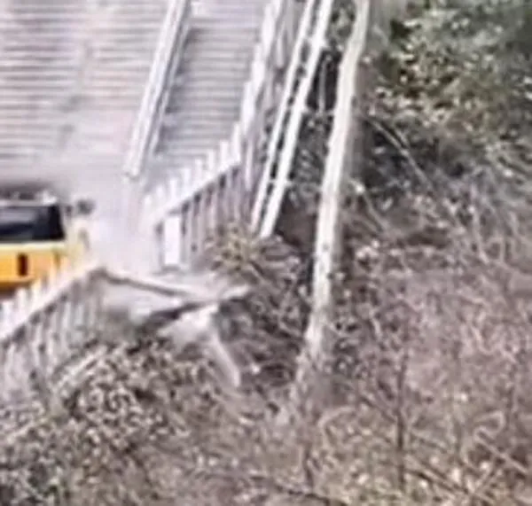 Desastre en la “Puerta del Cielo”: carro destruye las escaleras de lugar centenario en China