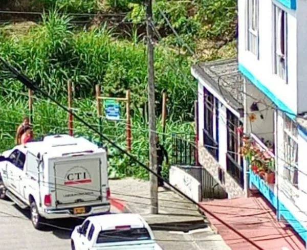 Hallan el cuerpo de un hombre en quebrada: autoridades investigan un posible homicidio en Pereira 