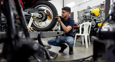 Avisan a motociclistas por nueva regla que habrá en Colombia y que se aplicará con cambios en el sistema de frenado en 2026. 