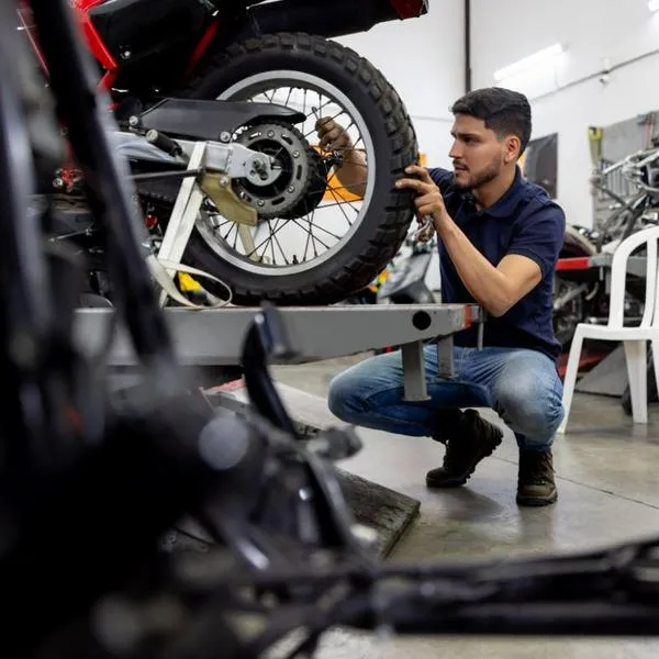 Avisan a motociclistas por nueva regla que habrá en Colombia y que se aplicará con cambios en el sistema de frenado en 2026. 