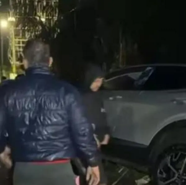 Se agravó situación en Silvania: carro Nissan con 3 ocupantes habría sido absorbido por creciente de la quebrada