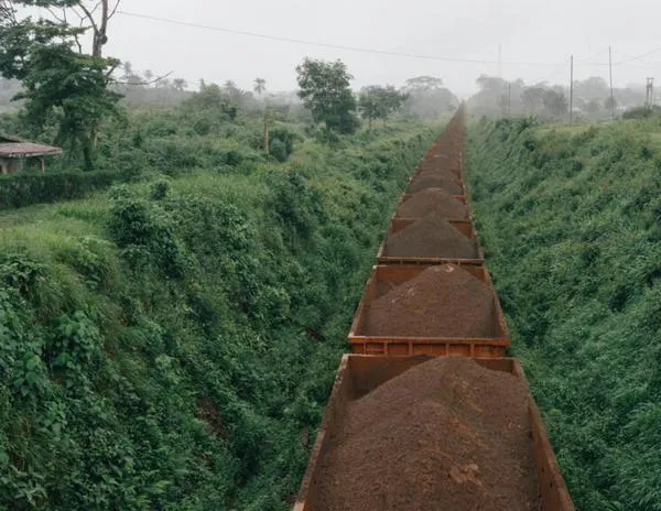 Ríos rojos y cielos grises: el impacto del gigante siderúrgico más poderoso de Europa