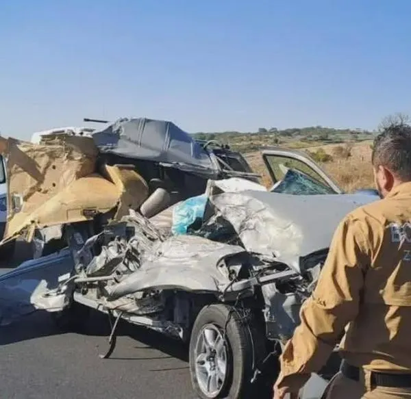 Cantante mexicano sufrió grave accidente de tránsito y su carro quedó destruido