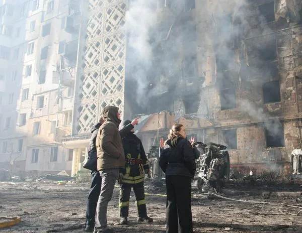 Un bombardeo ruso mata a 19 ucranianos, mientras Zelenski aterriza en Turquía para hablar de paz