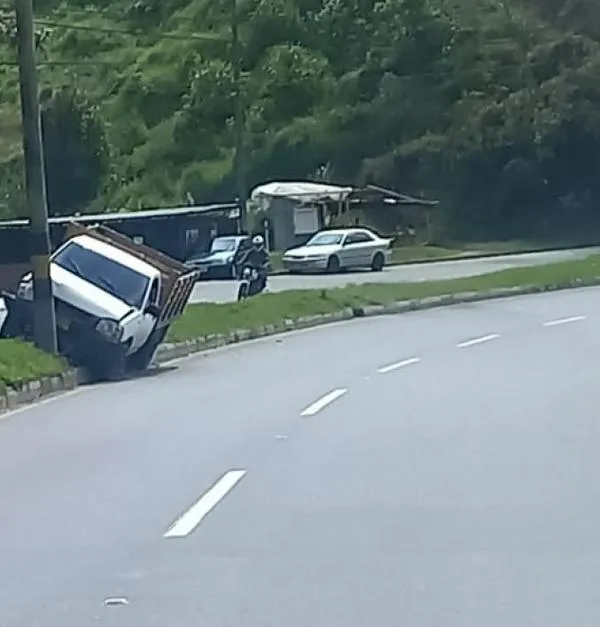 Manizales: otro conductor perdió el control de su carro en la Panamericana y quedó sobre el separador