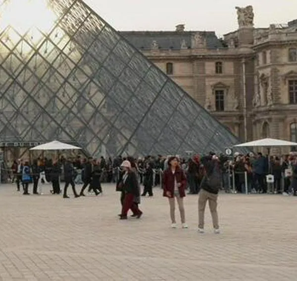 Museo del Louvre refuerza seguridad con cámaras y policía permanente después del robo 