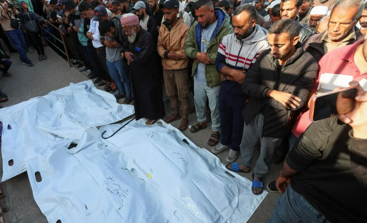 Ataques aéreos israelíes matan a 27 personas en Gaza mientras se resquebraja el frágil alto el fuego