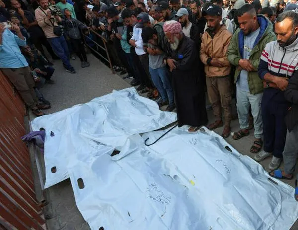 Ataques aéreos israelíes matan a 27 personas en Gaza mientras se resquebraja el frágil alto el fuego