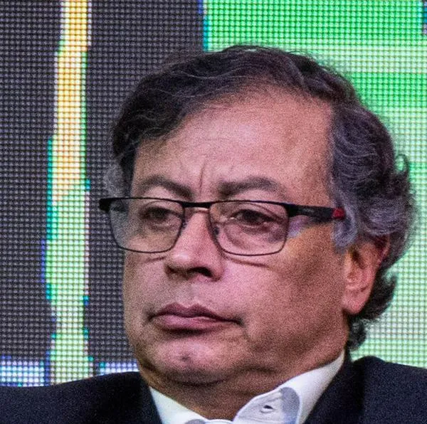 Insólita explicación de Petro sobre su vida íntima para enfrentar escándalo que lo sacude por visita a club nocturno. 