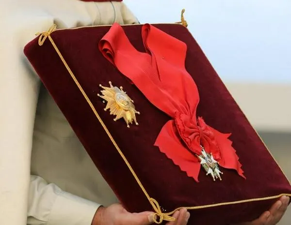 Senadora pide retirar la Legión de Honor a Franco medio siglo después de su muerte