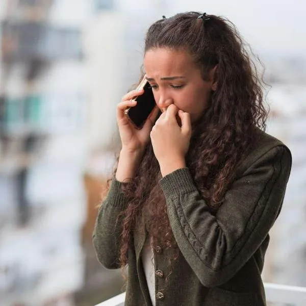 Por qué hay alarma para mujeres en Colombia con acoso en teléfono, según estudio