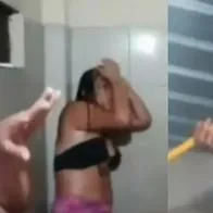 Mujer encontró a su esposo con la amante y la cogió a palo en la ducha