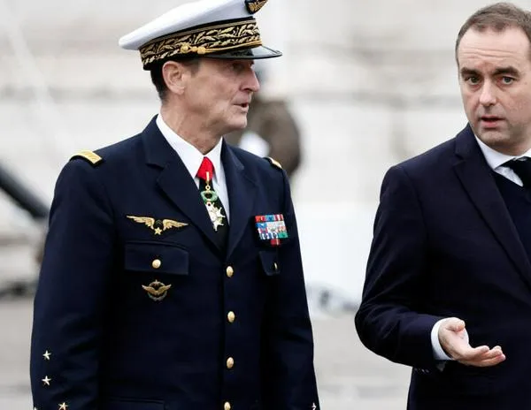 Frente a los alcaldes de Francia, el jefe del Estado Mayor prepara a la población para la guerra