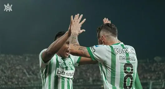 Alfredo Morelos y Mateus Uribe celebrando el gol con el que Nacional le ganó al América