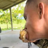 Soldado colombiano es viral por comerse una presa de pollo con muchas ganas
