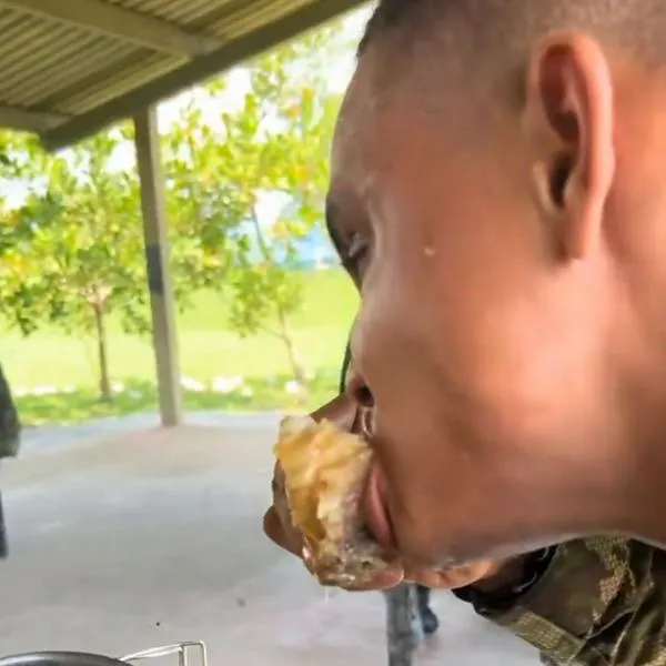 Soldado colombiano es viral por comerse una presa de pollo con muchas ganas