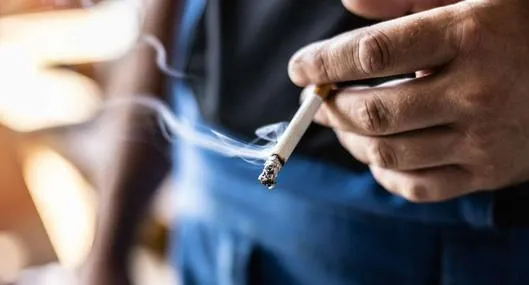 Foto fumador o fumadores, en nota de qué tan dañino es fumar entre 2 y 5 cigarrillos según estudio de riesgos en EEUU