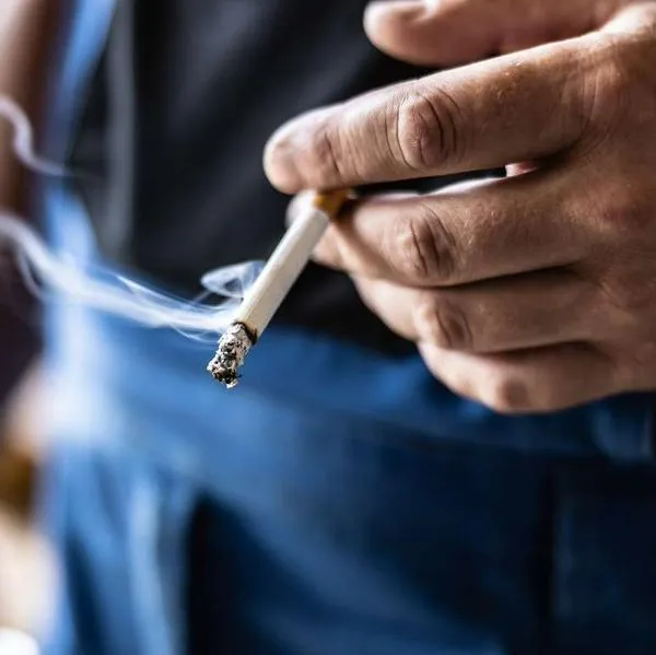 Foto fumador o fumadores, en nota de qué tan dañino es fumar entre 2 y 5 cigarrillos según estudio de riesgos en EEUU
